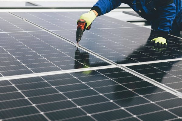 Comment installer des panneaux solaires chez soi ?